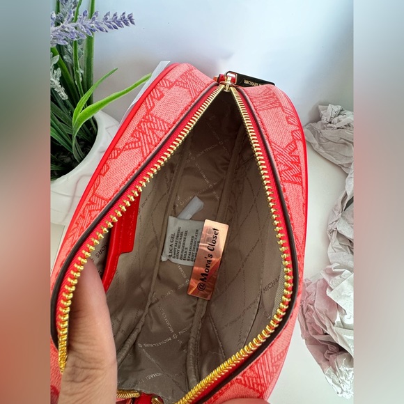 Michael Kors Jet Set Travel MD
Oval Camera Crossbody Bag - Picture 7 of 9